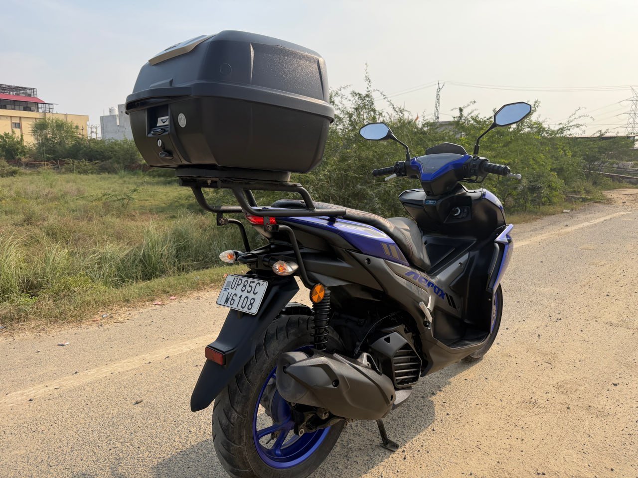 Yamaha Aerox 155, вид сзади с кофром Givi